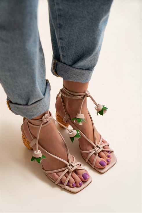 Larry Ten Mat Bağlı Çiçek Detay Kadın El Örgüsü Hasır Topuklu Sandalet