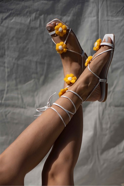 Muriel Beyaz Sarı Papatya Detay Bilek Bağlı Düz Taban Kadın Sandalet